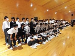林間学舎に向けた学年集会（写真隊形の練習）