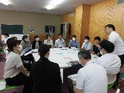教員の校内研修会の様子（事後協議）