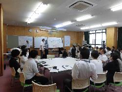 校内研修会の様子（協議内容の発表）