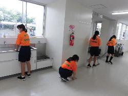 地域活性隊の活動のようす（廊下の掃除）