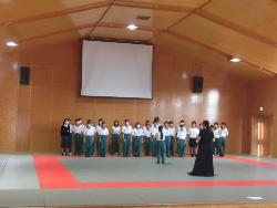 合唱と練習の様子（1年生武道場での練習）