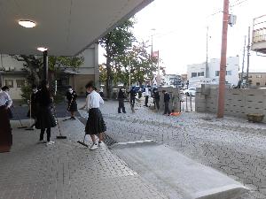 学習発表会の準備（校門付近の掃除）
