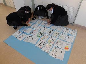 学習発表会の準備（作品の貼り合わせ作業）