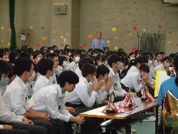 合唱コンクール結果発表を待つ生徒