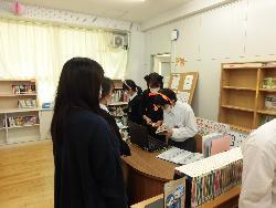 図書館祭り（貸し出しの様子）
