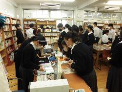 図書館祭り（たくさんの生徒が訪れている様子）