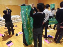 トライやる・ウィーク事前指導のようす（のぼりの組み立て練習）