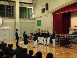音楽鑑賞会（生徒代表から花束の贈呈）