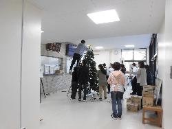 クリスマスツリーの準備の様子（組み立て）