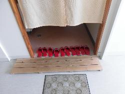 美しく並べられたトイレのスリッパ