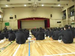 部活動紹介の様子（キャプテンの話を聞く様子）