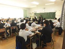 道徳の授業の様子（1年生班での意見交流）