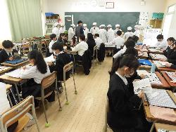 1年生給食準備の様子