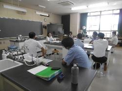 校内研修の様子（学年別カウンセリング研修）