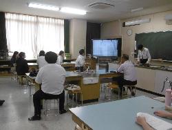 校内研修（学年別Q-U分析）の様子