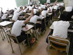 学級役員選挙の様子（2年生）