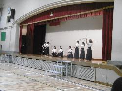 交流会の様子（なぎなた部の演技）