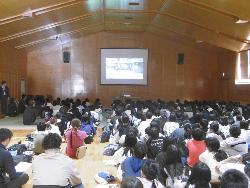 学校生活についてのビデオ上映