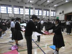 全校集会の様子（メッセージの贈呈）