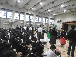 全校集会の様子（メッセージの贈呈）