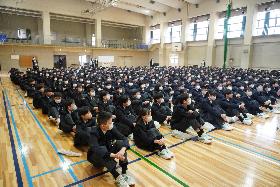 始業式の様子（体育館に集合する生徒達）
