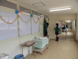 入学式準備（廊下の装飾）