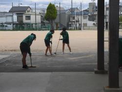 入学式準備（校庭の清掃）