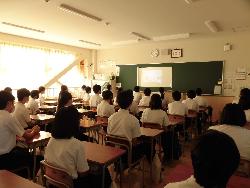 始業式（オンライン）の生徒達の様子
