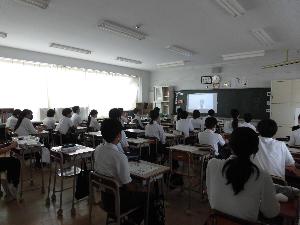生徒会役員選挙（教室で立会演説を聞く生徒達）