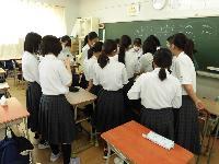体育大会に向けた選手決めの様子（女子生徒の話し合い）