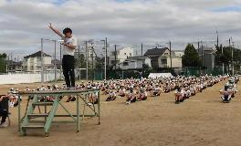 1年生学年練習（説明を聞く様子）