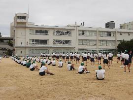 2年生学年体育（互いの取りを見ている様子）