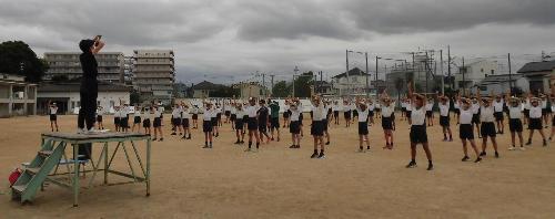 2年生学年体育（ポーズの確認）