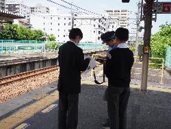 トライやるの様子（JR伊丹駅）