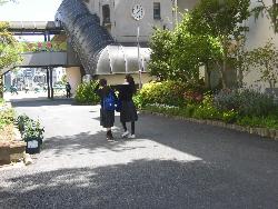 事前訪問から帰ってくる生徒