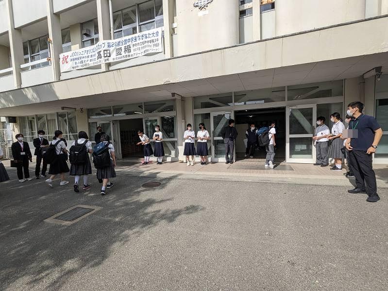 校門であいさつ運動を