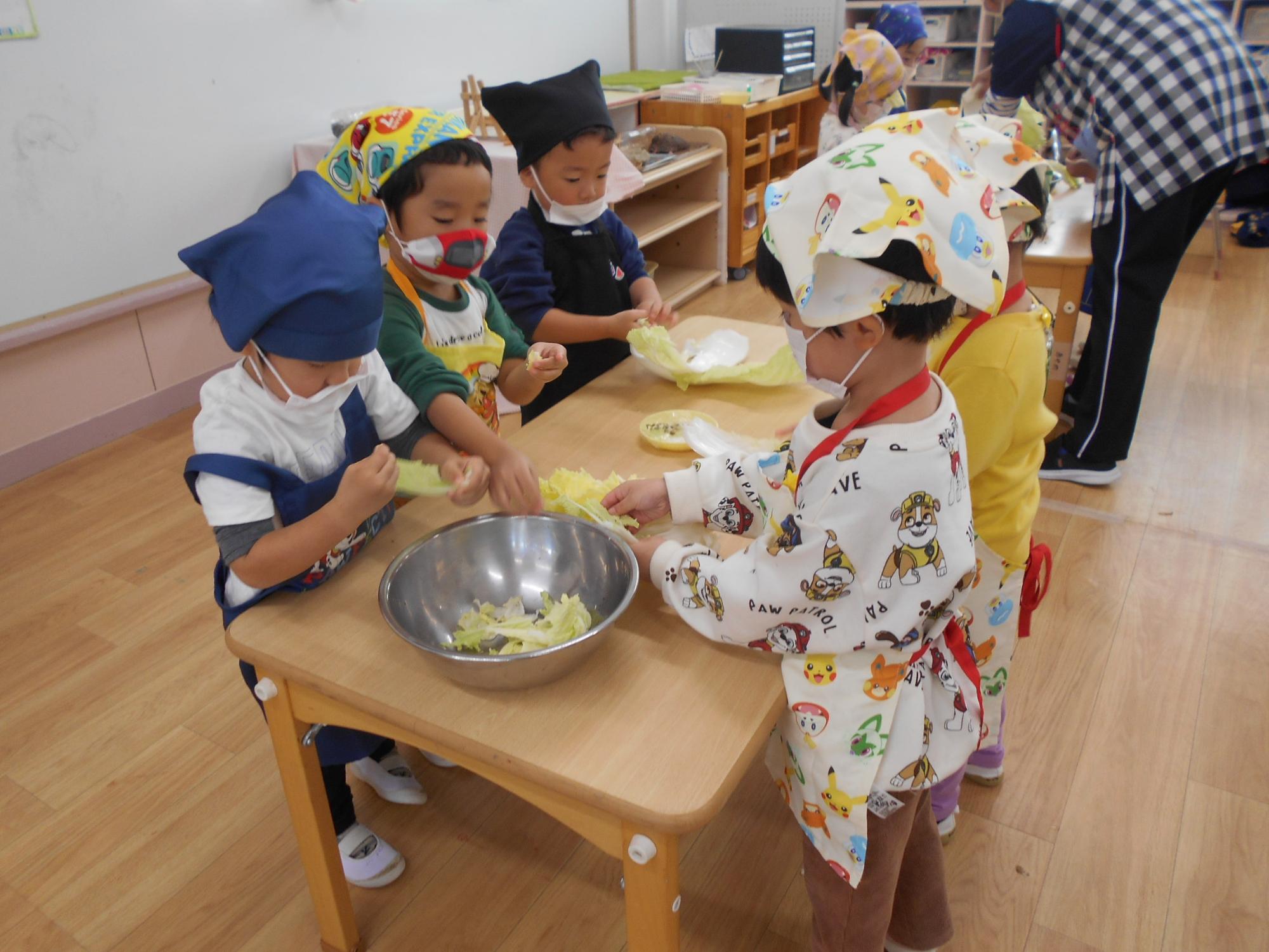 やさいをむいている子ども