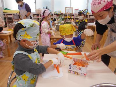 にんじんをむいている子ども