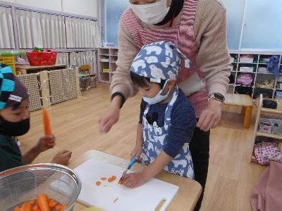 にんじんを切っている子ども