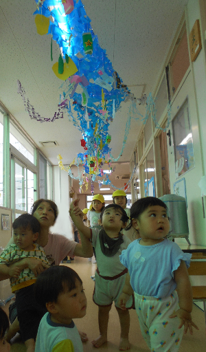 七夕飾りを見る子ども