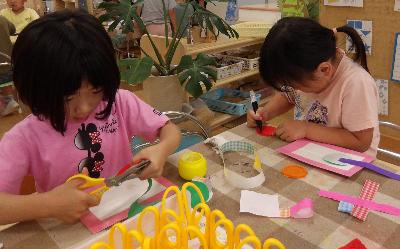 笹飾りを作る子ども
