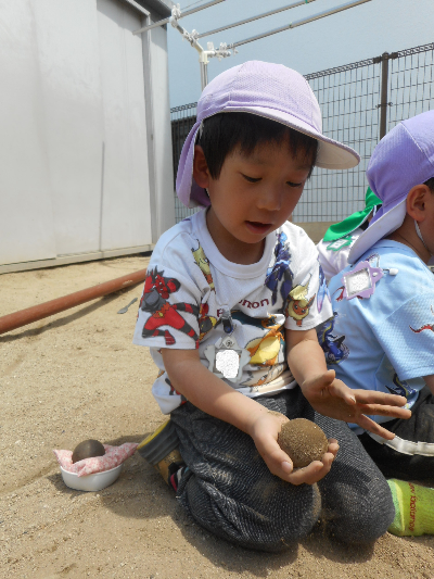泥団子を作る子ども
