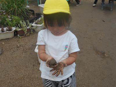 泥団子を持つ子ども