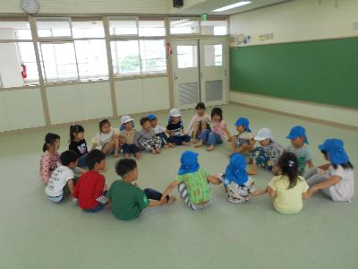 円