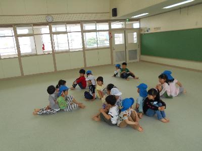 背中合わせ