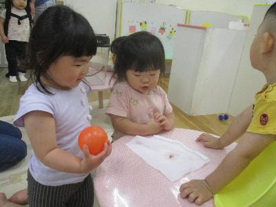 ぬけがらをみるこどもたち