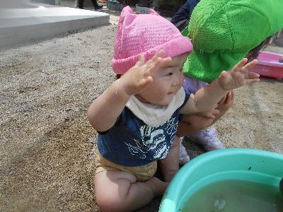 水面たたく