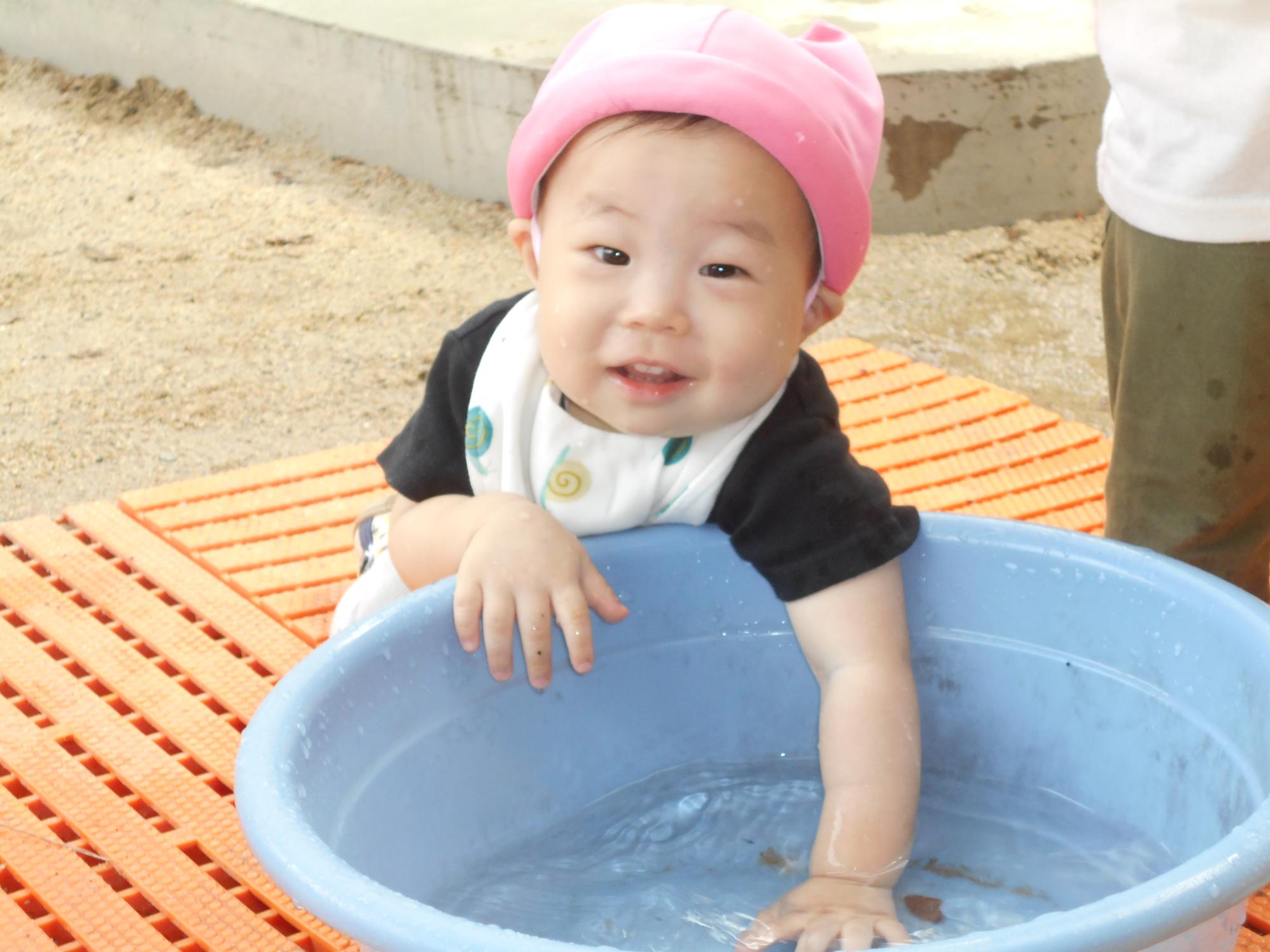 水に手をつける
