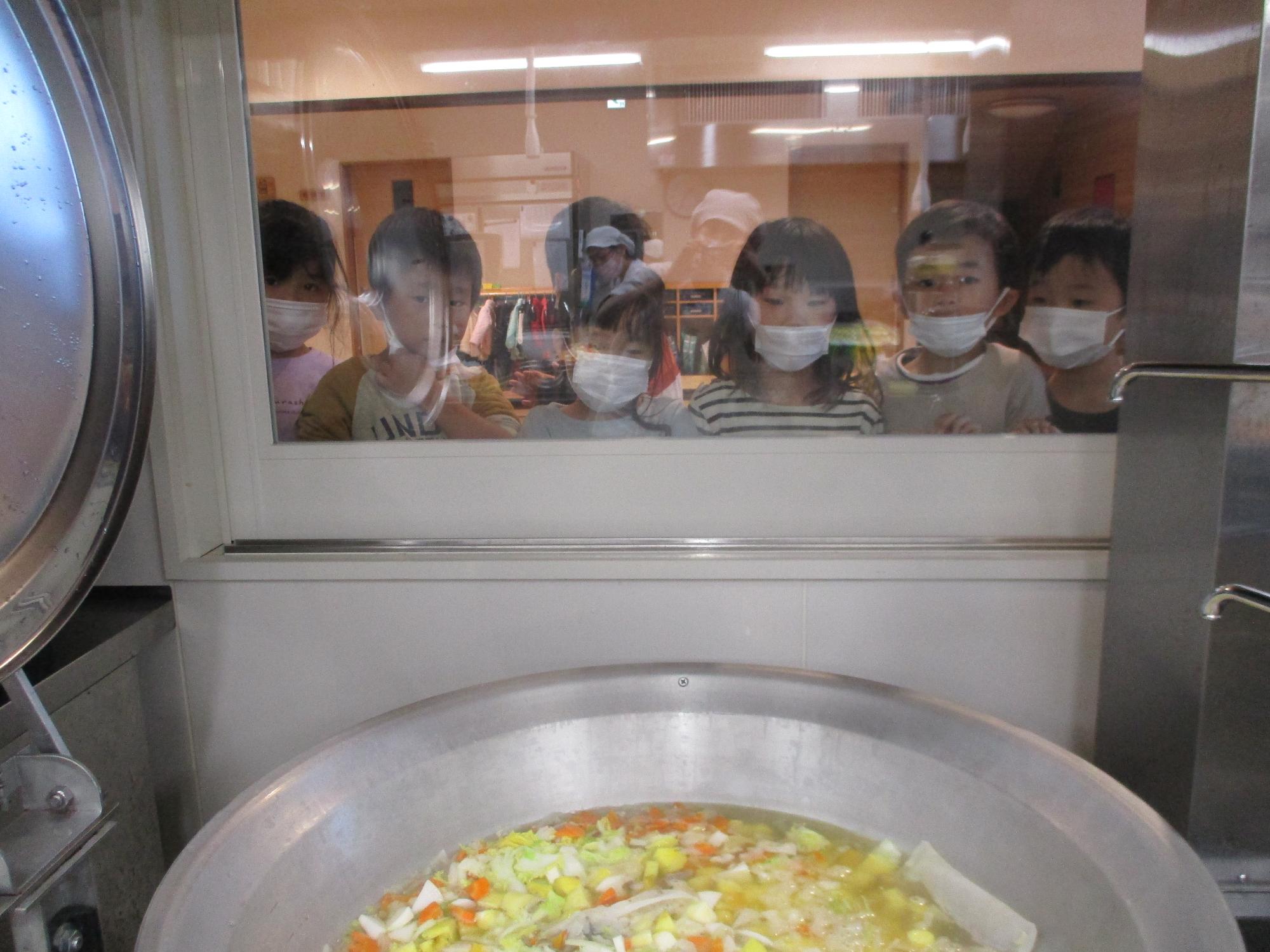 大鍋で煮込み中
