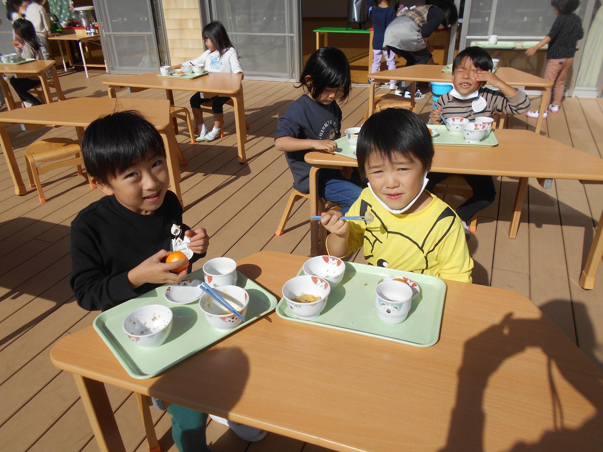 ウッドデッキで食事